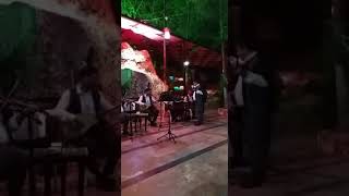 Dellal Metin döktürüyor orkestra eşliğinde