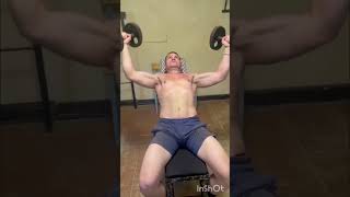разведение рук на грудь на наклонной скамье