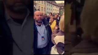 Merkel kahba 😂😂