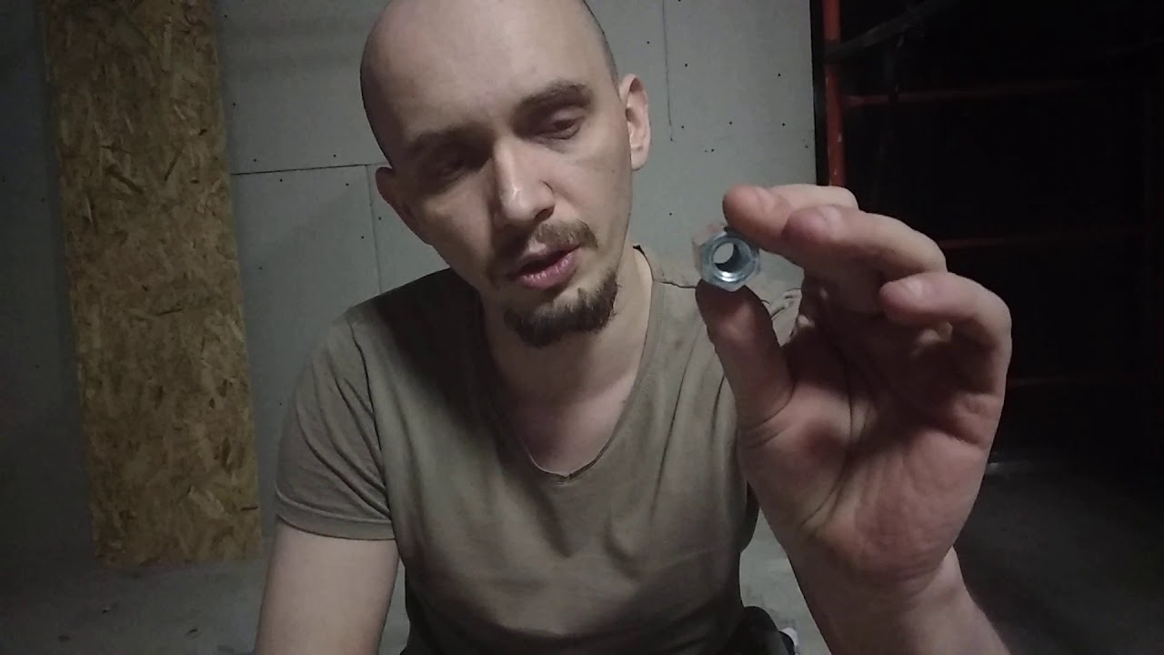 Как закрутить шпильку в потолок - YouTube