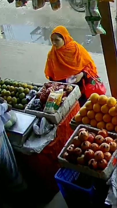 Hijab Aunty buying fruit