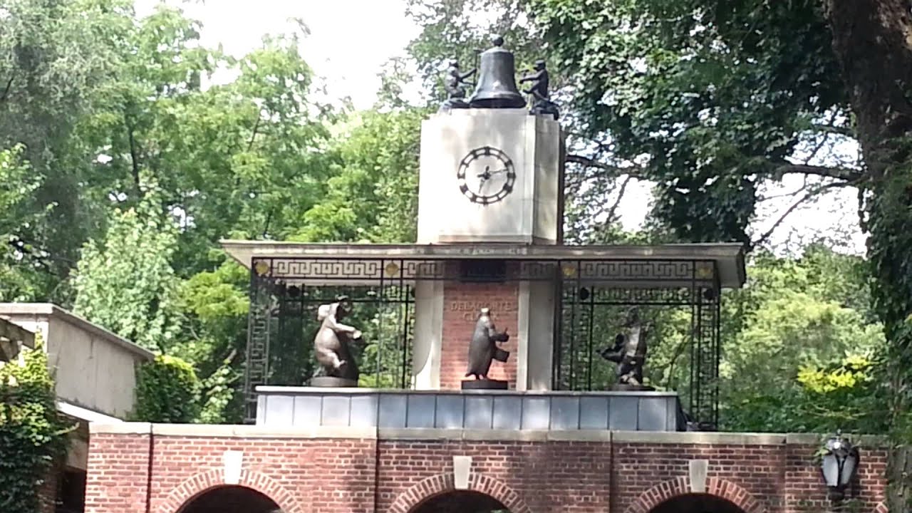 En el reloj del zoo del Central Park - Sonaban las 