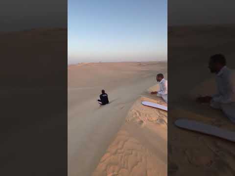التزحلق على الرمال لمسافة تقارب كيلومتر في بحر الرمال العظيم على الحدود بين مصر وليبيا