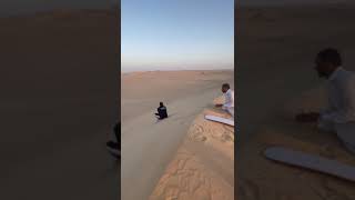 التزحلق على الرمال لمسافة تقارب كيلومتر في بحر الرمال العظيم على الحدود بين مصر وليبيا