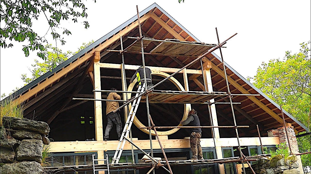 Установка гигантского круглого окна ⌀ 2,4 м во фронтон 108-летнего амбара | Никакого крана!