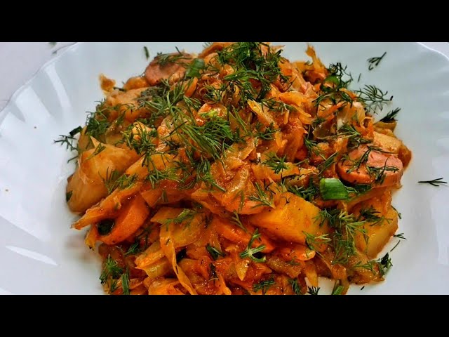 Тушёная капуста с картошкой и сосисками/Получается очень вкусно.