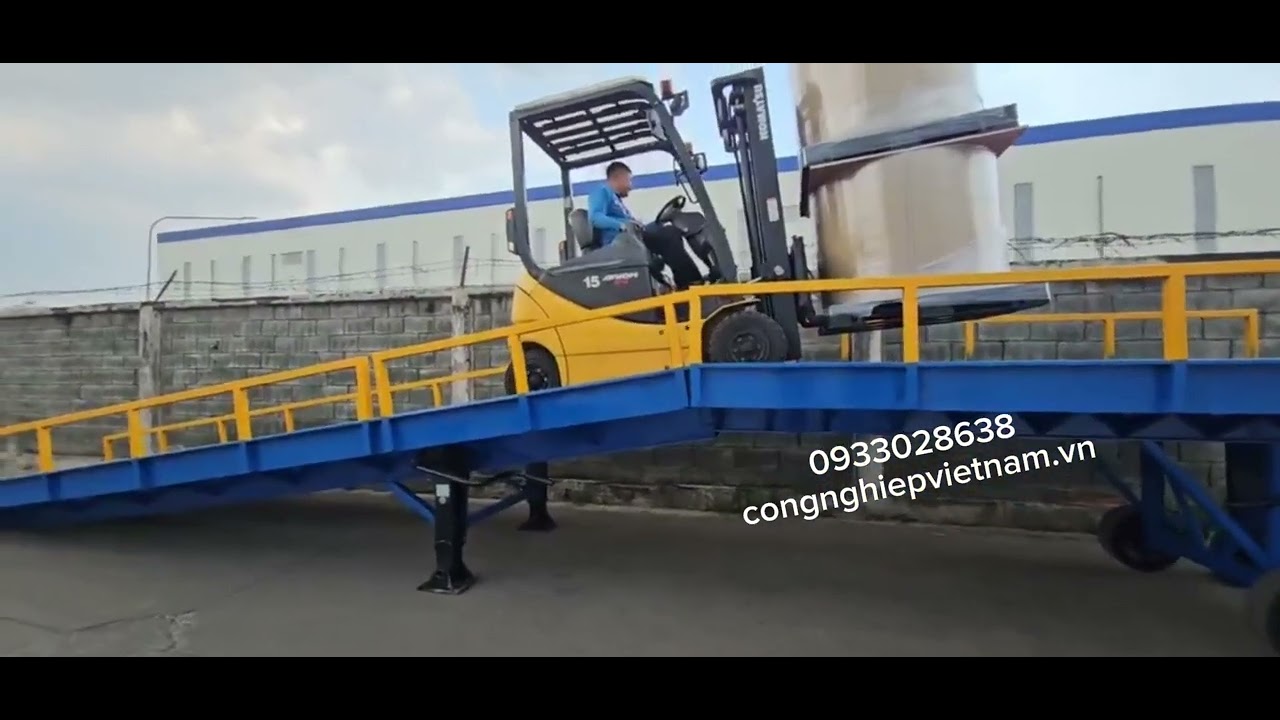 Xe nâng điện leo cầu dẫn lên container 
