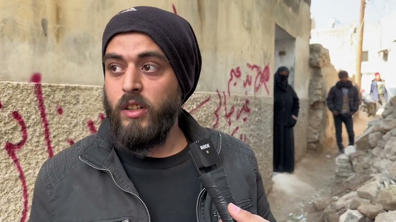 عشرات المنازل تم أخذ القرار بهدمها بعد تضررها بالزلزال، والأهالي يكتبون أوجاعهم على الجدران