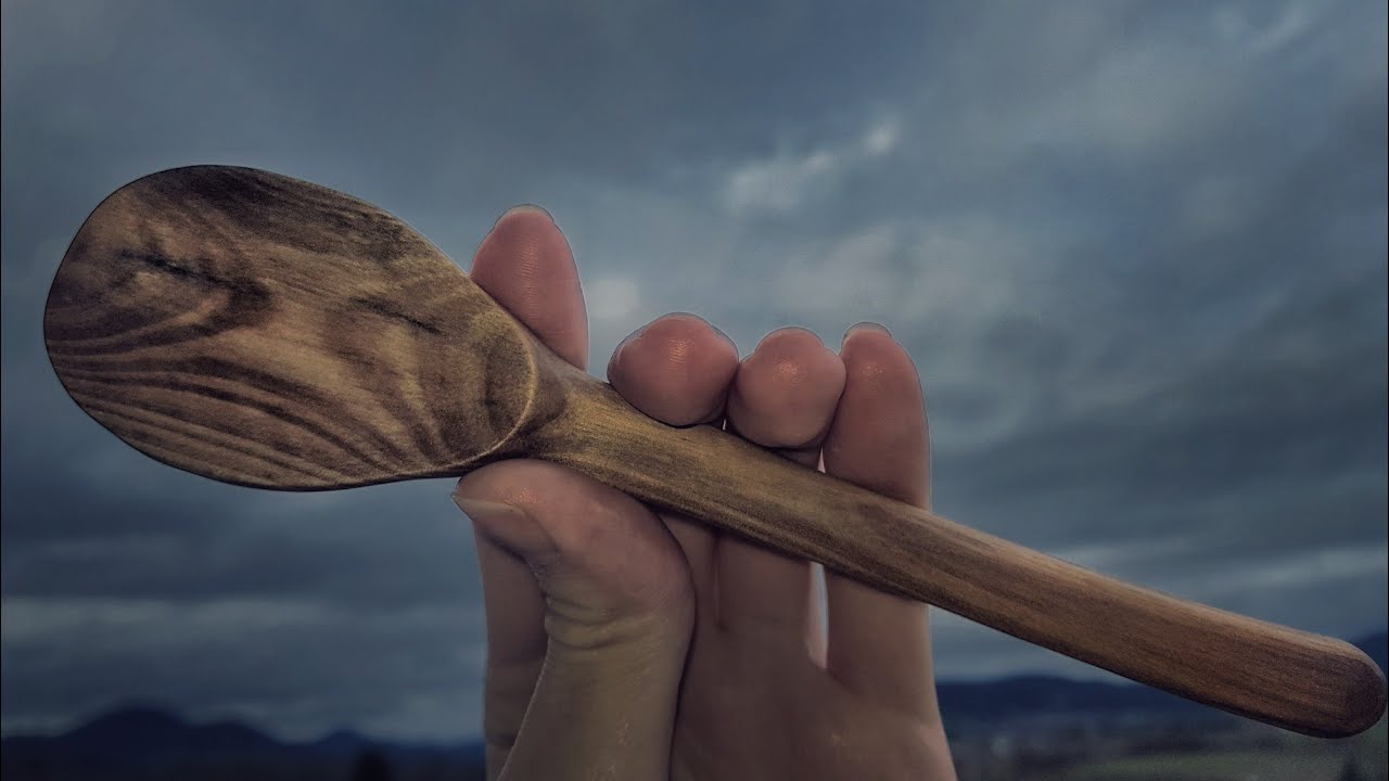 Carving a walnut spoon - Bushcraft adventure in December // Walnussholz Löffel schnitzen