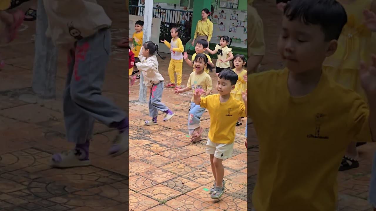tập thể dục buổi s&aacute;ng c&ugrave;ng b&eacute; iu