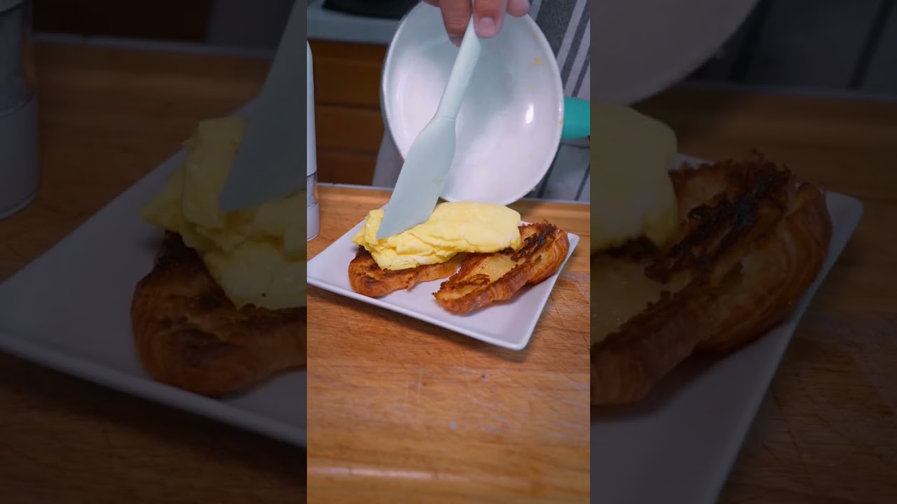 Приготовление простого сэндвича с яйцом в круассане на завтрак