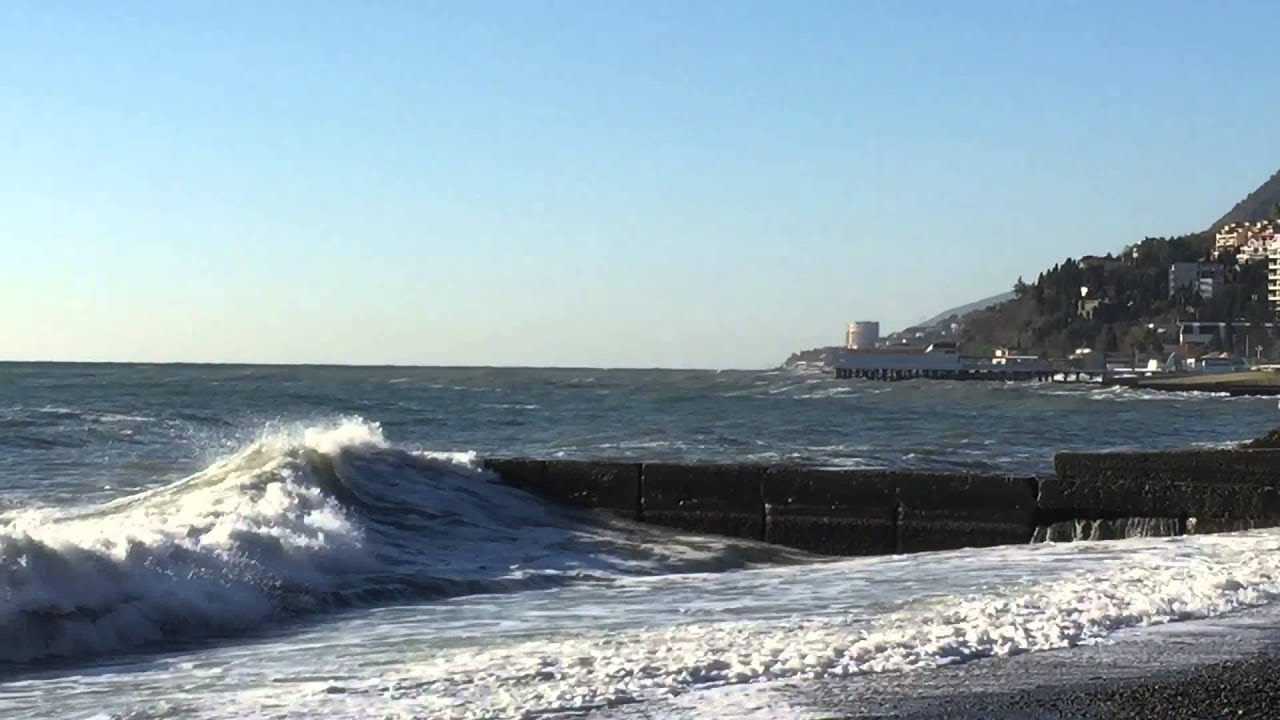 Шторм в Алуште, 31.10.2015 г., солнечно, безветренно, температура воздуха +15 град