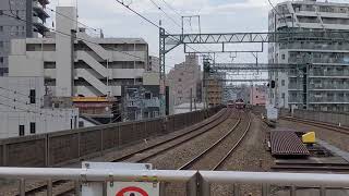 京急鶴見駅で京急６００形がエアボート急行羽田空港行で到着しました❗