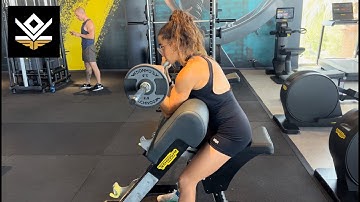 CURL DE BICEPS EN BANCO SCOTT