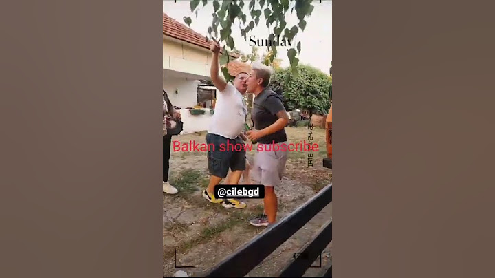 Jovana Tomić- Matora igra uz harmonikaše u dvorištu.