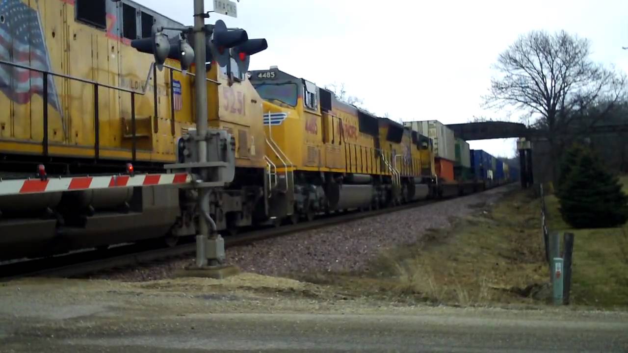 UP Stack Train With Lots Of EMD Power - YouTube