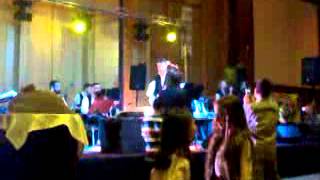 Sinan özen şarkı söylerken adamla konuşuyor ;)