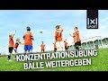 Konzentrationsübung mit Bällen im Fußball-Mannschaftstraining