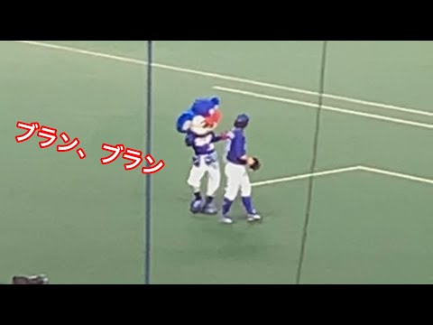小学生の様な下ネタを披露したドアラさんを静止する亀澤選手