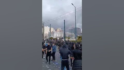 Σοβαρά επεισόδια στο Σύνταγμα – Κουκουλοφόροι ρίχνουν μολότοφ στο προαύλιο της Βουλής | newsbomb.gr