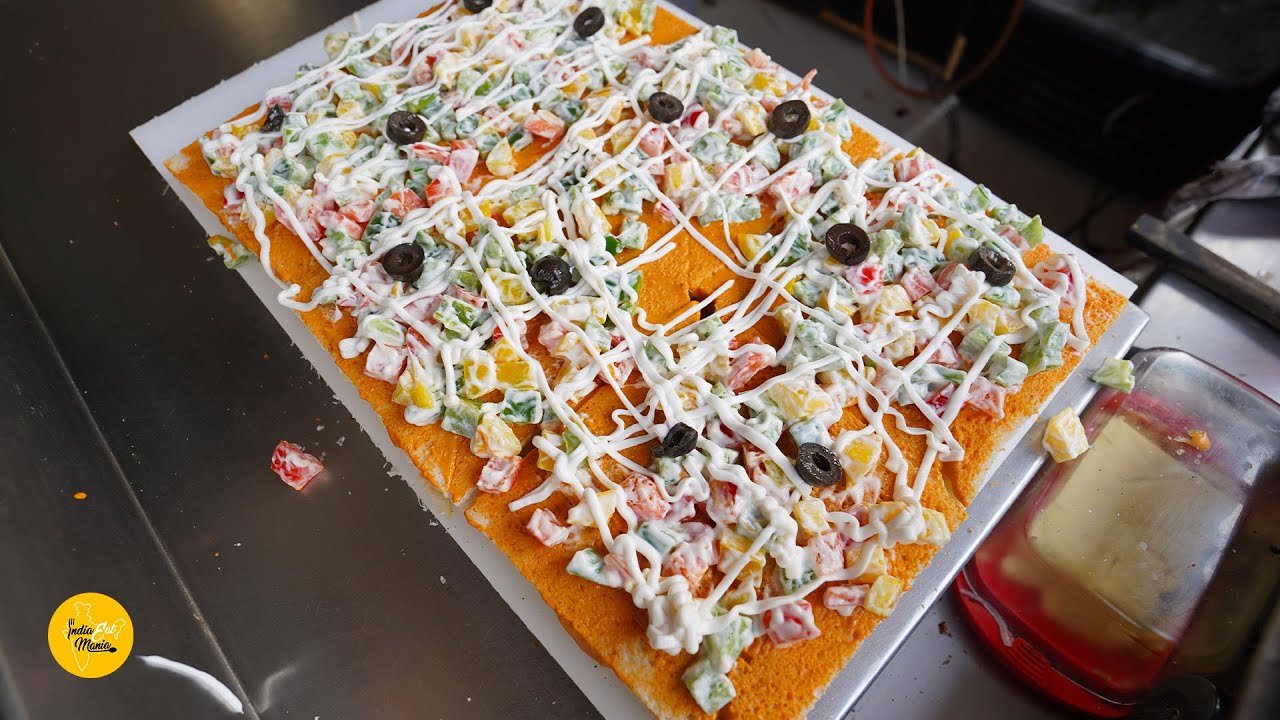 Pizza Sandwich Rs. 40/- l Rapture Bakery, Vishwas Nagar l Delhi Street Food | INDIA EAT MANIA