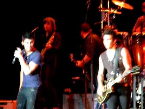 Jonas Brothers WT 9/16/10 - Burnin Up (Fans Go On Stage)