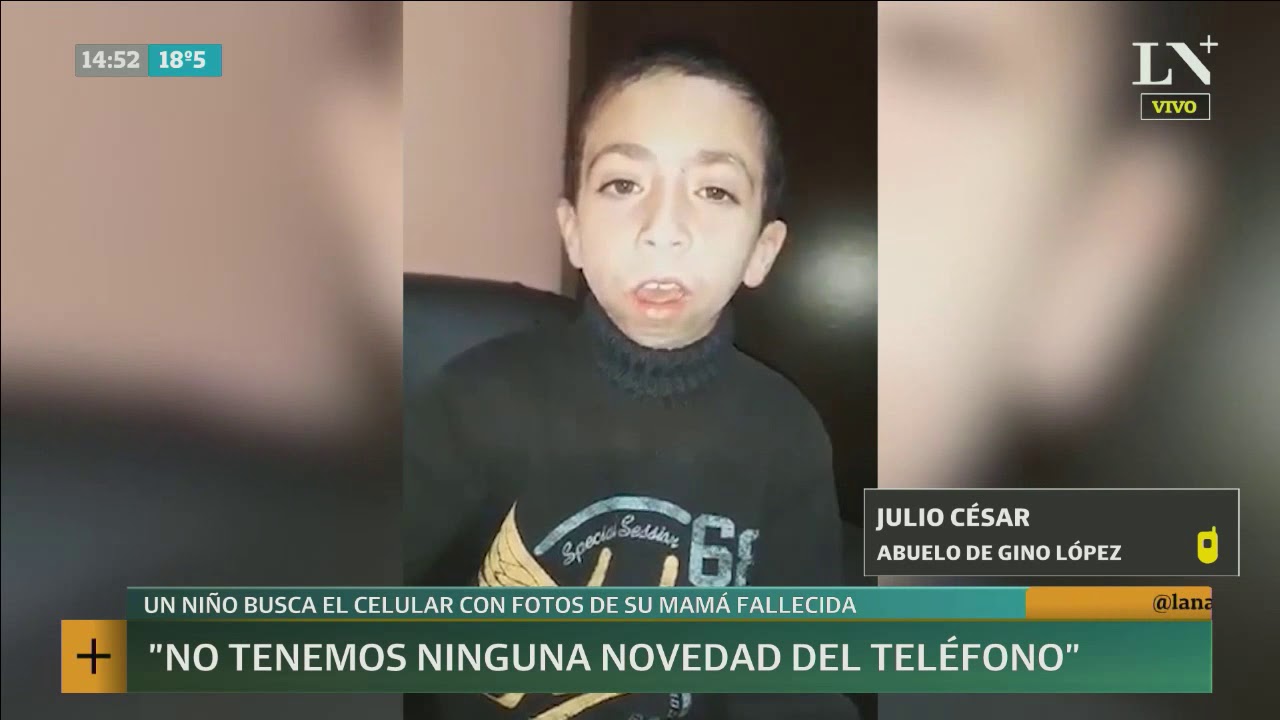 Un niño busca el celular con fotos de su mamá fallecida