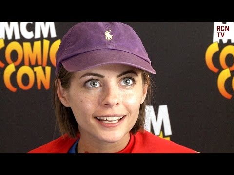 Willa Holland Praises Arrow Star Stephen Amell Youtube