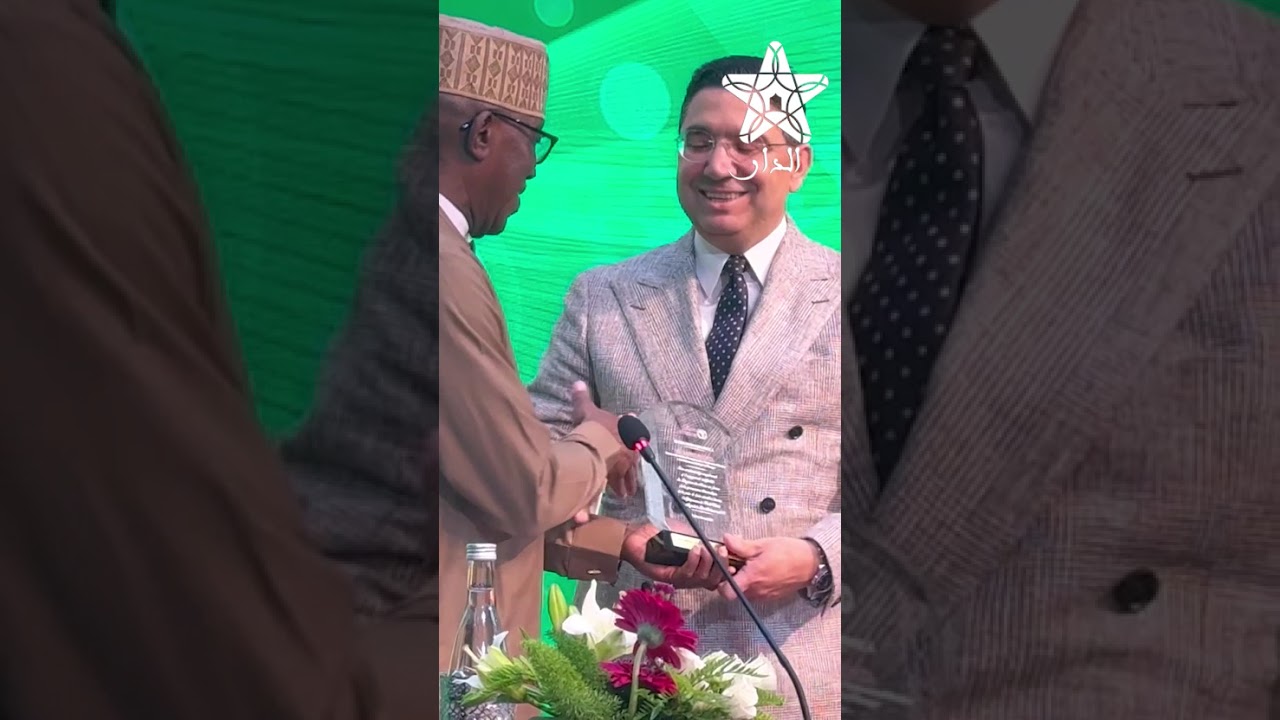 مفوض السلم والأمن بالاتحاد الإفريقي يقدم هدية رمزية لبوريطة