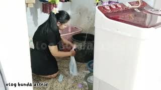 Mencuci pakaian di aktifitas pertama