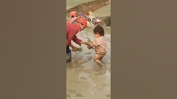 Em bé dân tộc đi cấy lúa cùng mẹ 🥺🥺🥺
