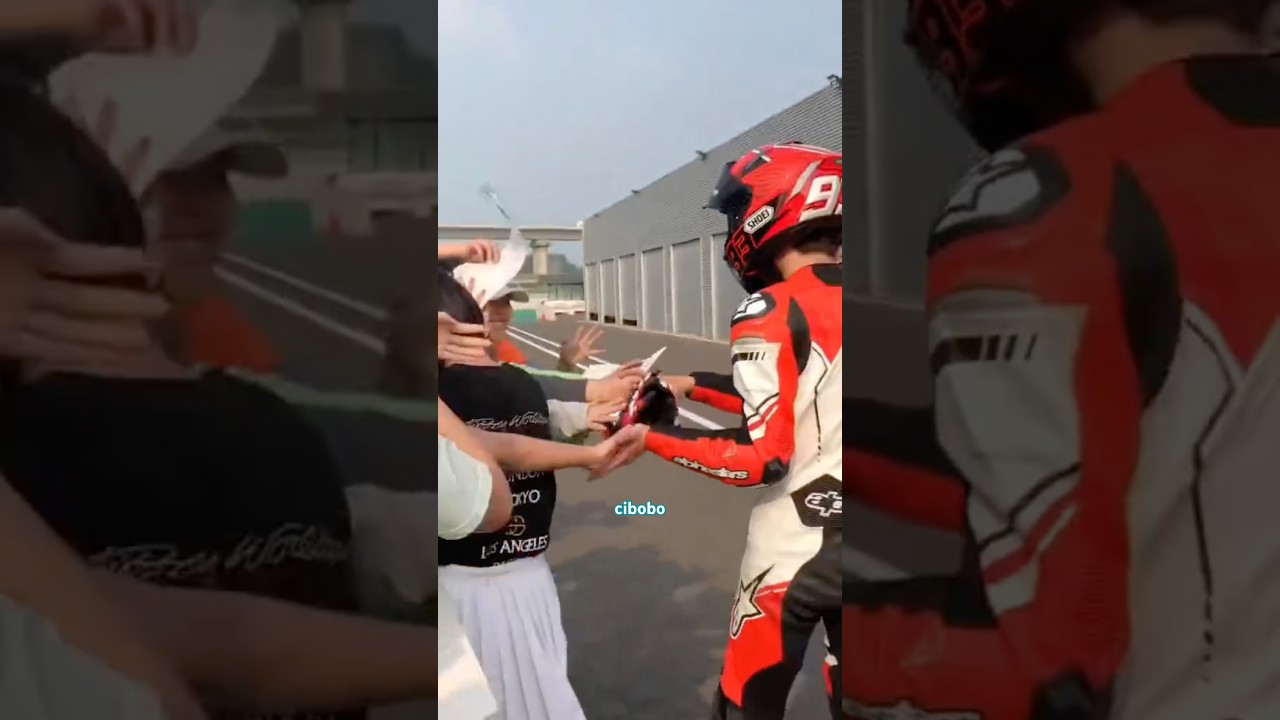 了不起哦 摸到王一博的手喽 太幸福啦 Lucky Fans Touched Yibo’s Hand! Total Chaos & Pure Happiness At The Scene!🫠💚🏎️
