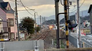 和歌山線紀伊小倉駅を通過する227系快速和歌山行き！