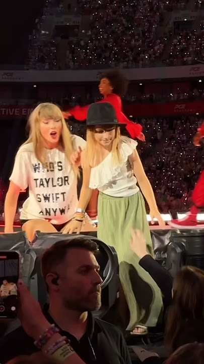 when Taylor Swift pulled her fan to stay with her on stage #taylorswift
