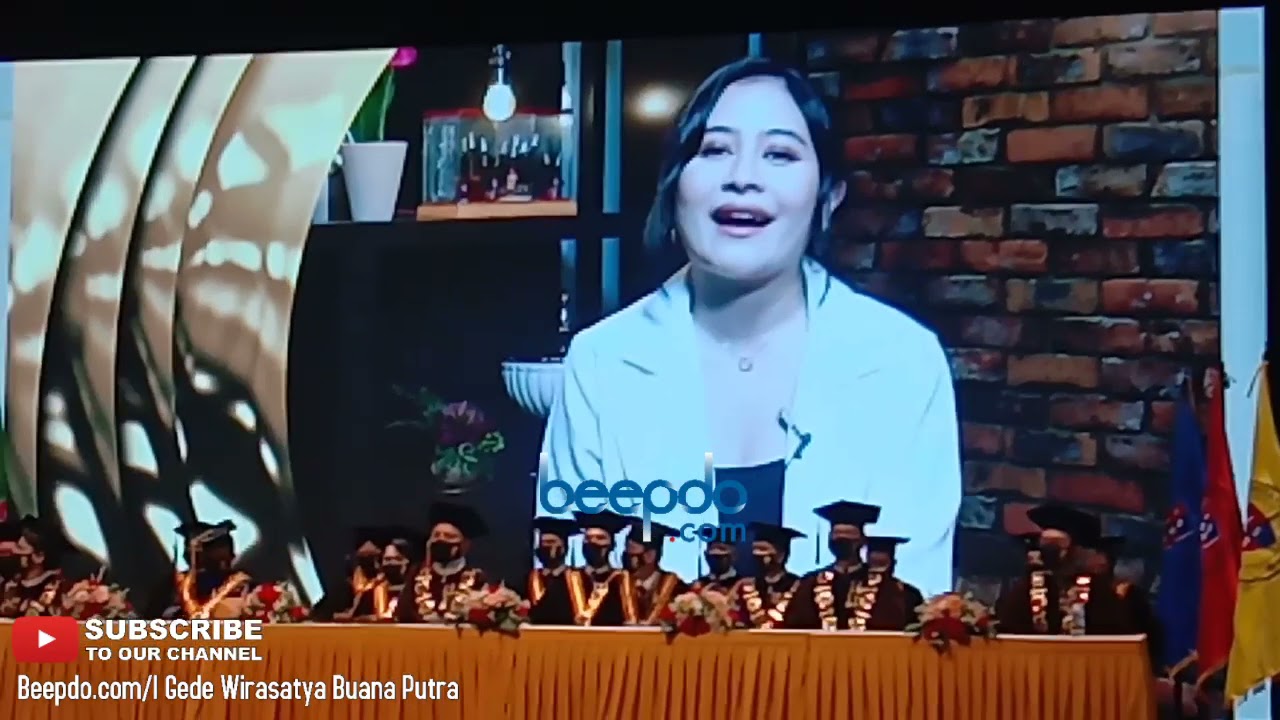 Penampilan Cantik Prilly Latuconsina Saat Wisuda
