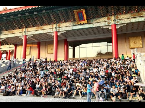 直擊！S.H.E十七歲生日人山人海同賀 好座位已搶空