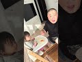 歌を歌いながらにこちゃんの朝ごはんを食べてます😭😂😂