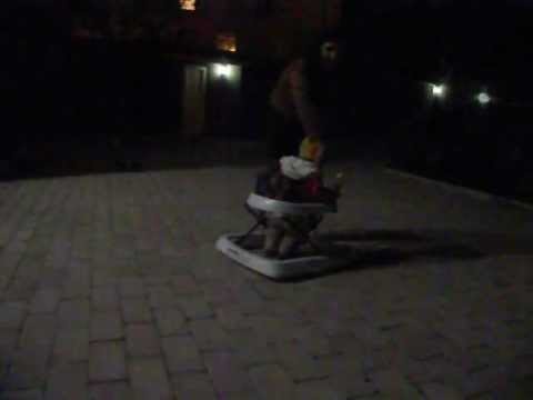 ელენიკო და სალომე ღამე ეზოში ჭოჭინით.