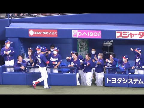 スリーバントを決めた溝脇隼人の頭を叩いて祝福する落合コーチ(2022年4月2日)