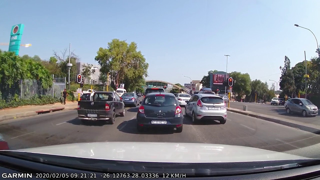 Driver In Wrong Lane Ignores Red Traffic Light - YouTube