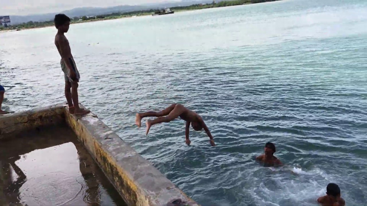 マクタン島の汚い海で泳ぐ子供達 Youtube
