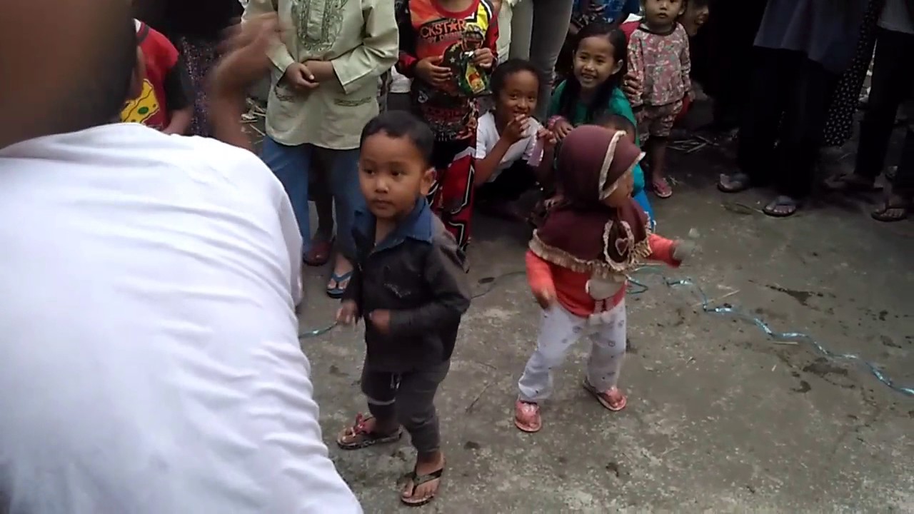 Tingkah lucu anak kecil pada saat lomba agustusan ontel 
