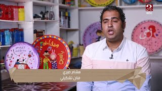 هشام صبري..فنان تشكيلي يعيد تدوير الصواني القديمة على شكل ديكورات