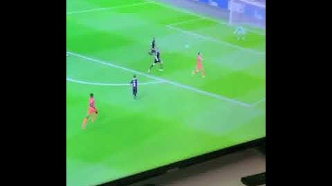 They pretended Depay's missed chance was a goal to prank their neighbors who were on a delay 😂