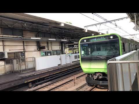 JR山手線「アラレちゃん電車」の電車が出発(上野駅)／Train departs from JR Yamanote line "Arare chan train" (Uen