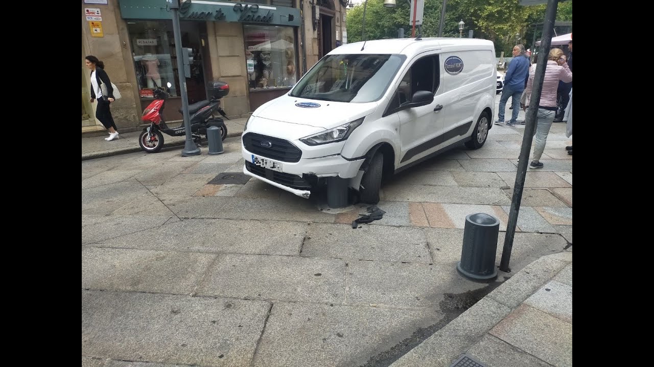 Una furgoneta choca contra un bolardo en el centro de Ourense