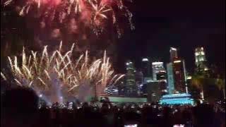 Marina Bay lights up with fireworks as Singapore welcomes 2017