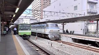 おおさか東線放出駅　国鉄型の共演　置き換えが決まる201系電車とEF66型電気機関車牽引の貨物列車