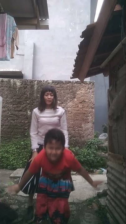 anak kecil ditutup pake rok biar apa coba#Shorts