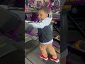 Melvin de 5 Años haciendo ejercicio.